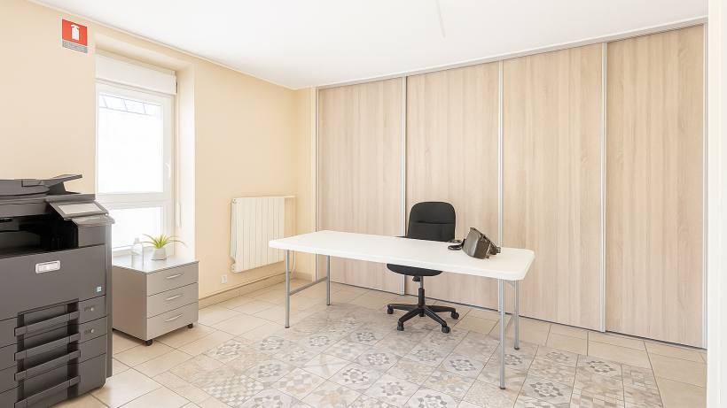 LOCATION, LOCAL COMMERCIAL RÉNOVÉ À NÎMES