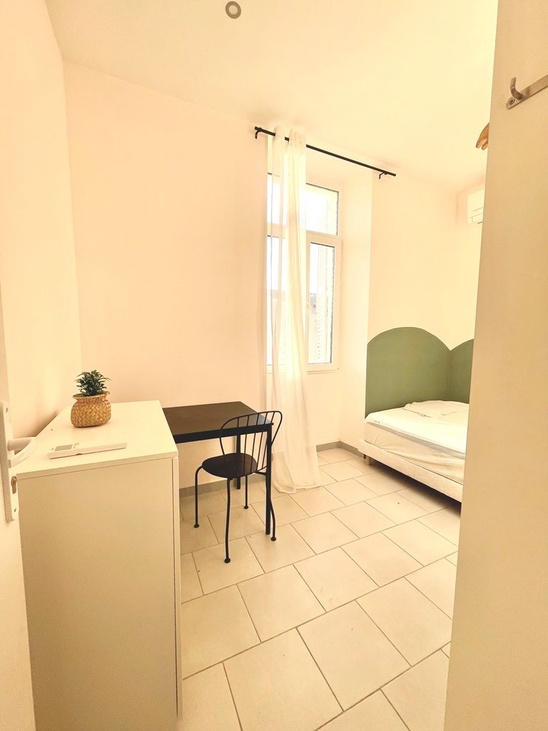 Location Chambre 10m² centre Nimes